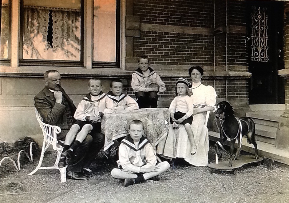 Familie Deurvorst poserend voor Villa Zeno 1914