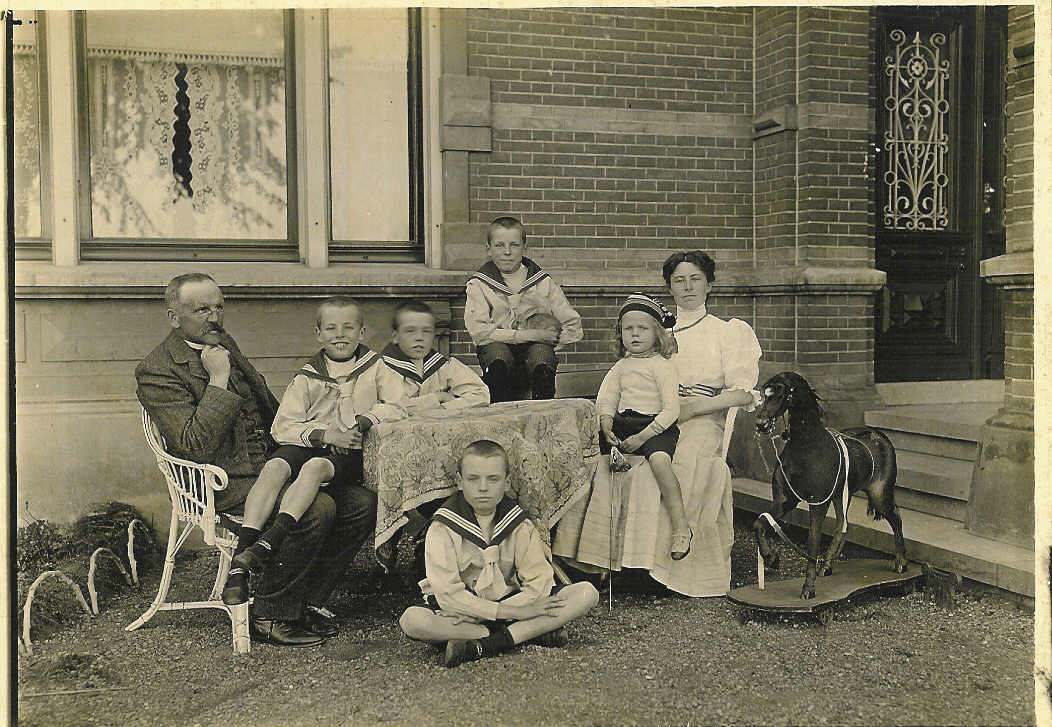 Familie Deurvorst poserend voor Villa Zeno omstreeks 1910.